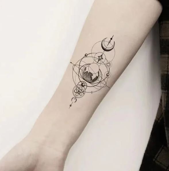 Tatouage Cercles, Lune Et Atome Sur L'avant Bras 