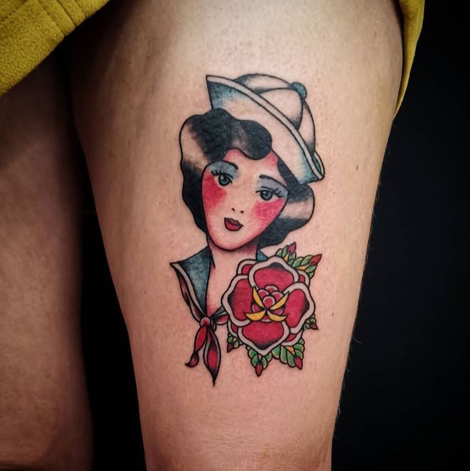 Tatouage Femme & Fleur Rouge Sur La Cuisse 