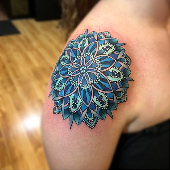 Tatouage Mandala Bleu Sur L'épaule