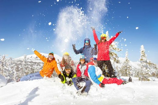 Vacances D’hiver Des Skieurs Et Snowboarders Heureux