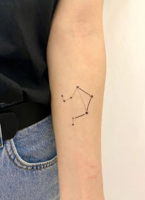 Tatouage Constellation De La Balance Sur L'avant Bras 