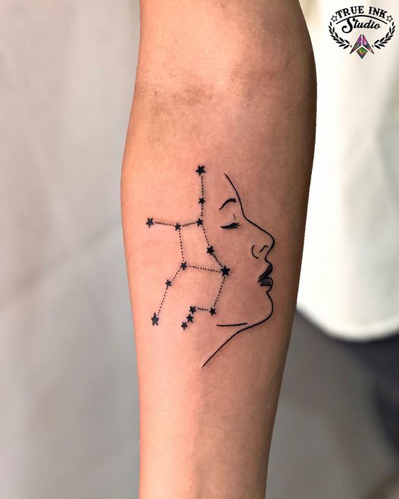 Tatouage Constellation De La Vierge Avec Visage Sur L'avant Bras 