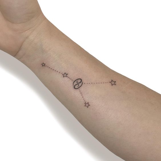 Tatouage Signe Cancer Avec Constellation Sur L'avant Bras 
