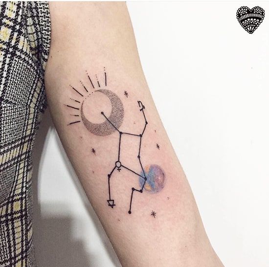 Tatouage Constellation Avec Lune Et Planète Sur Le Bras 