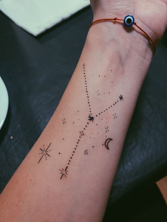 Tatouage Constellation Du Cancer Avec étoiles Et Lune Sur L'avant Bras 