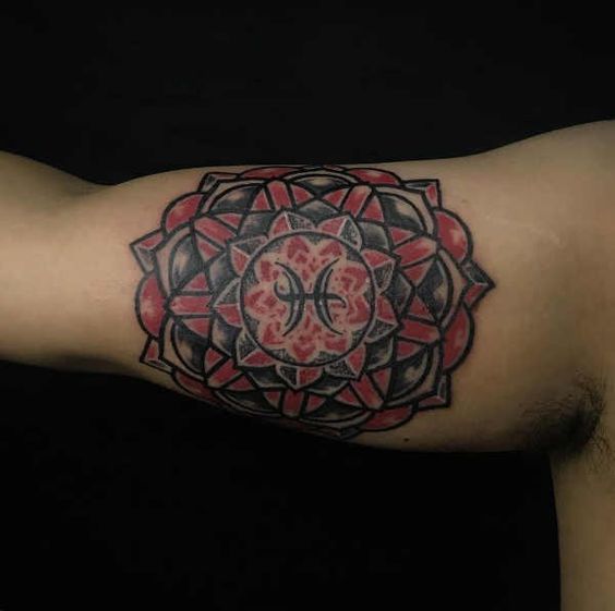 Tatouage Signe Poissons Avec Mandala Rouge Sur Le Bras 