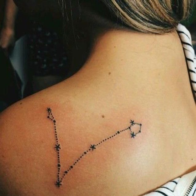 Tatouage Constellation Des Poissons Sur Le Dos 