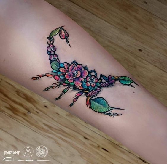  Tatouage Fleurs En Forme De Scorpion Sur L'avant Bras 