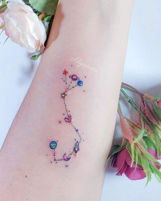 Tatouage Constellation Du Scorpion Multicolore Sur L'avant Bras 