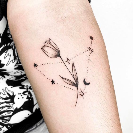Tatouage Constellation Et Tulipe Sur L'avant Bras 