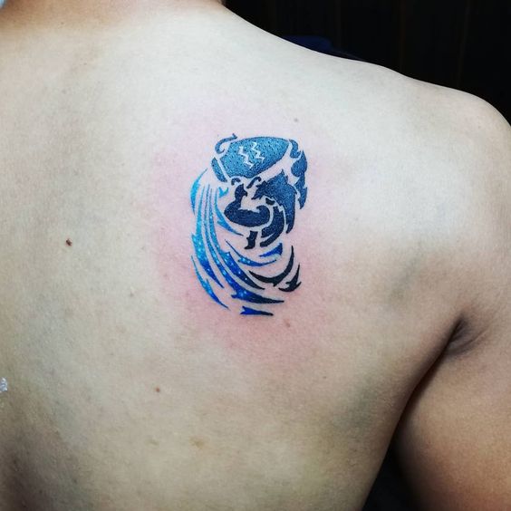  Tatouage Homme Et Vase En Aquarelle Bleue Sur L'omoplate 