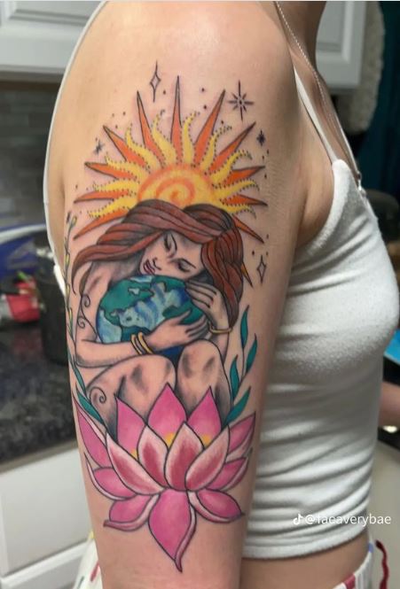 Tatouage Vierge Avec Soleil, Terre Et Lotus Sur Le Bras 