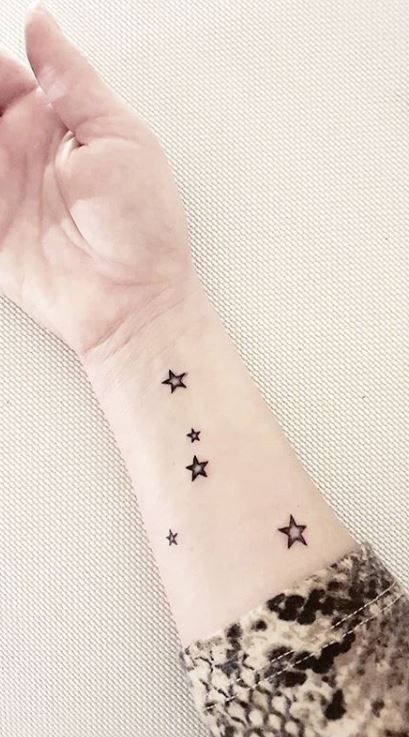 Tatouage Constellation Du Cancer Avec étoiles à Cinq Branches Sur L'avant Bras 