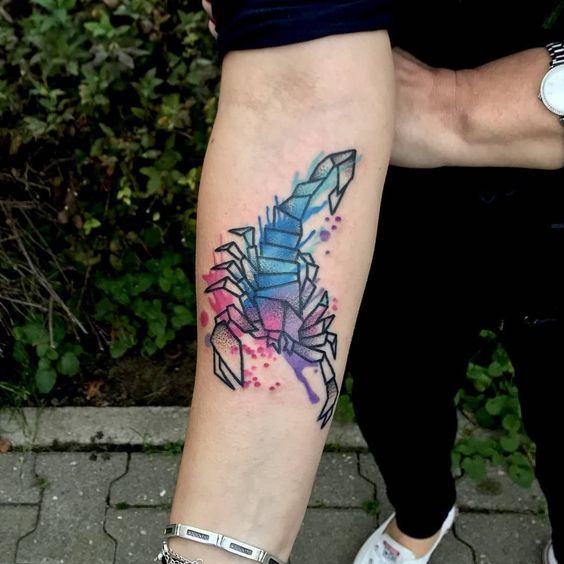 Tatouage Scorpion Géométrique Et Aquarelle Sur L'avant Bras 