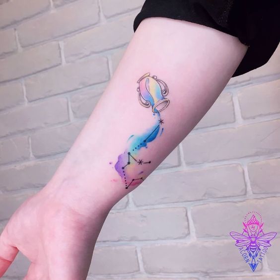 Tatouage Vase, Constellation Et Aquarelle Multicolore Sur L'avant Bras 