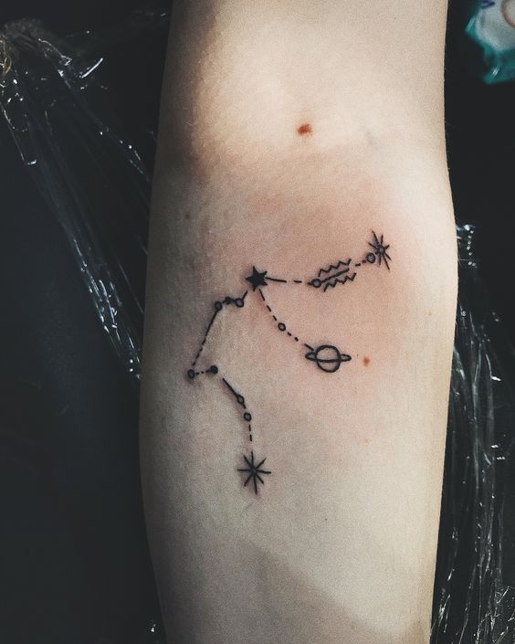 Tatouage Constellation Du Verseau Sur L'avant Bras 