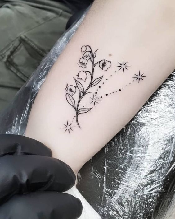 Tatouage Constellation Du Taureau Avec Fleurs Clochettes Sur Le Bras 