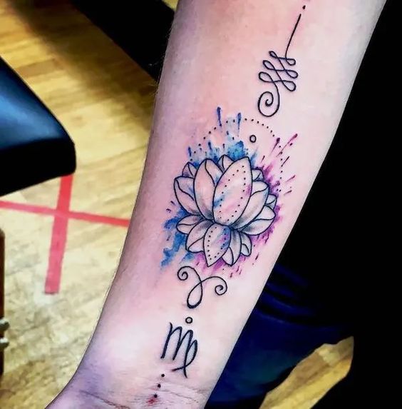 Tatouage Signe Vierge Avec Lotus Et Aquarelle Sur L'avant Bras 