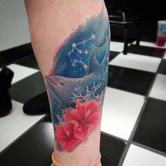 Tatouage Constellation, Dauphin Et Fleurs Rouges Sur L'avant Bras 