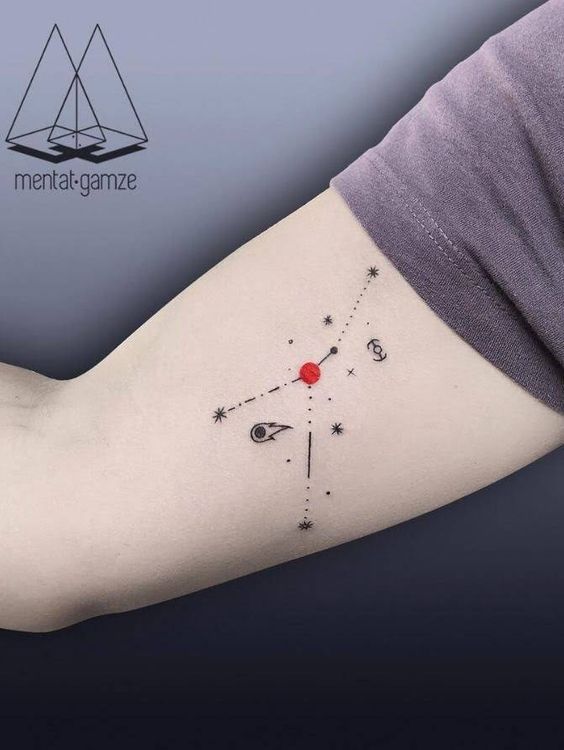 Tatouage Constellation Du Cancer Avec Point Rouge Sur Le Bras 