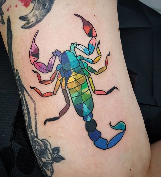 Tatouage Scorpion Multicolore Sur Le Bras 