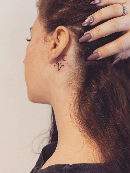 Tatouage Signe Bélier Avec Constellation Et Lune Sur Derrière L'oreille 