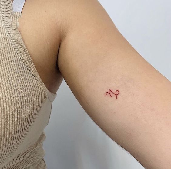 Tatouage Signe Capricorne Rouge Discrète Sur Le Bras 