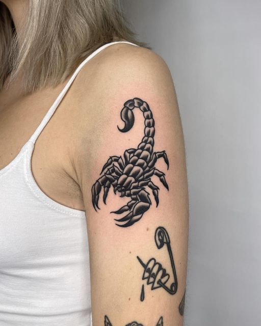 Tatouage Scorpion Noir, épingle Et Coeurs Sur Le Bras