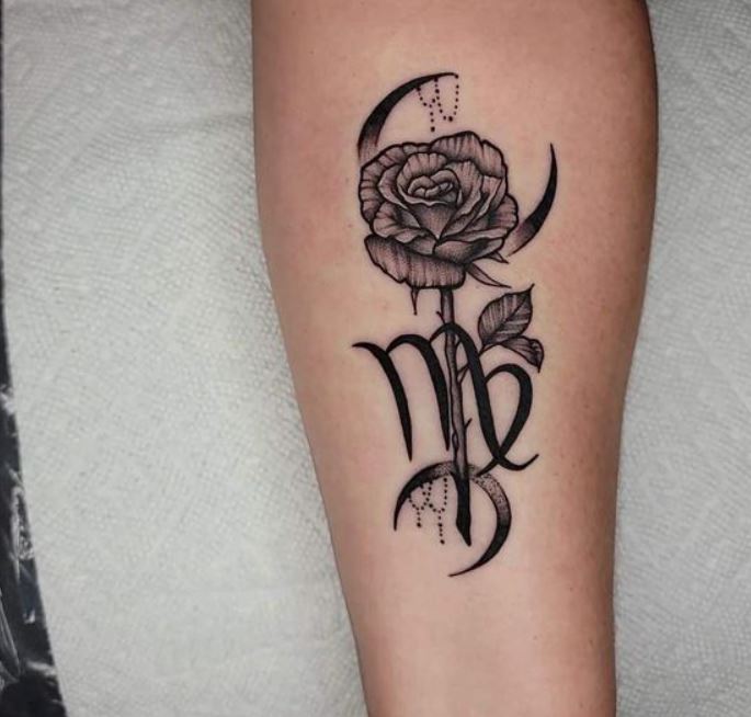 Tatouage Signe Vierge Avec Lunes Et Rose Sur La Jambe 