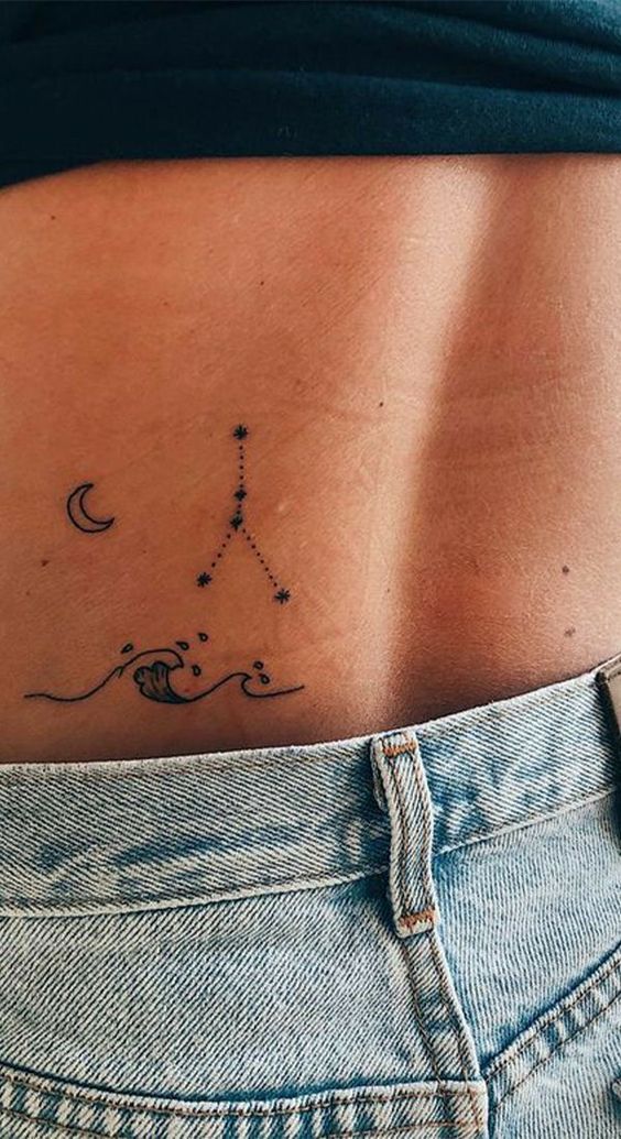 Tatouage Constellation Du Cancer Avec Vagues Et Lune Sur Le Dos 