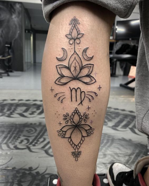 Tatouage Signe Vierge Avec Lotus Et Ornement Sur La Jambe 
