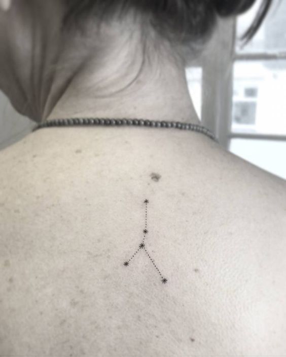 Tatouage Constellation Du Cancer Minimaliste Sur Le Dos 