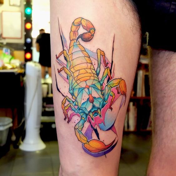Tatouage Scorpion En Aquarelle Multicolore Sur La Cuisse 