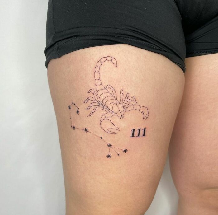 Tatouage Scorpion, Constellation Et Chiffres Sur La Cuisse 