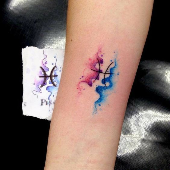 Tatouage Signe Poissons Avec Aquarelles Sur L'avant Bras 