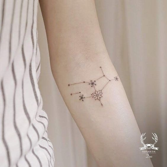 Tatouage Constellation De La Vierge Avec Fleur Sur L'avant Bras 