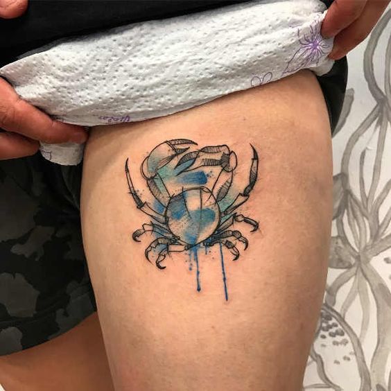 Tatouage Crabe Avec Aquarelle Bleue Sur La Cuisse 