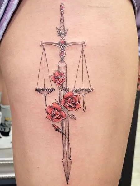  Tatouage Balance Avec épée Et Fleurs Rouges Sur La Cuisse 