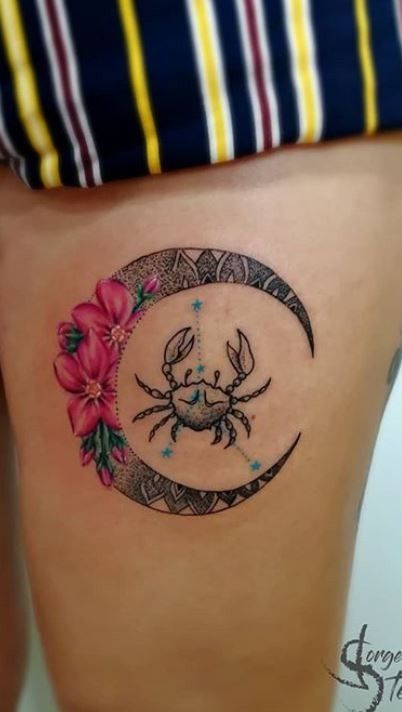 Tatouage Crabe Avec Lune, Fleurs Et Constellation Sur La Cuisse 