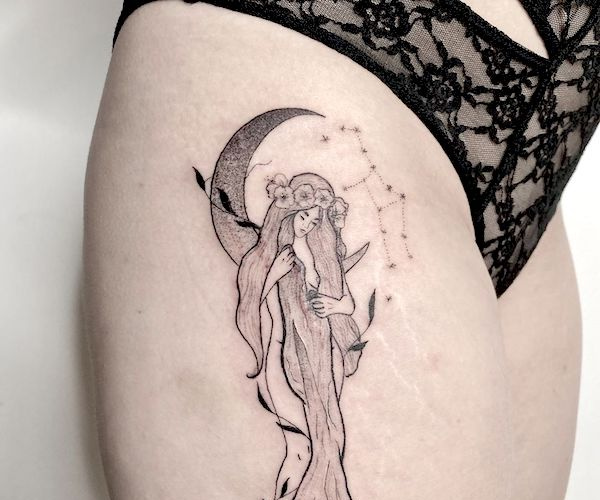 Tatouage Femme Avec Constellation Et Lune Sur La Cuisse 