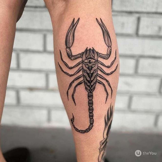 Tatouage Scorpion En Noir Et Gris Sur La Jambe 