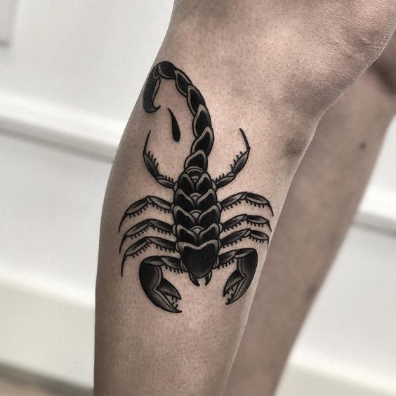  Tatouage Scorpion Noir Avec Venin Sur La Jambe 