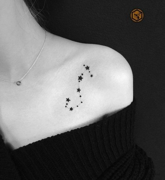 Tatouage Constellation Du Scorpion Sur La Clavicule 