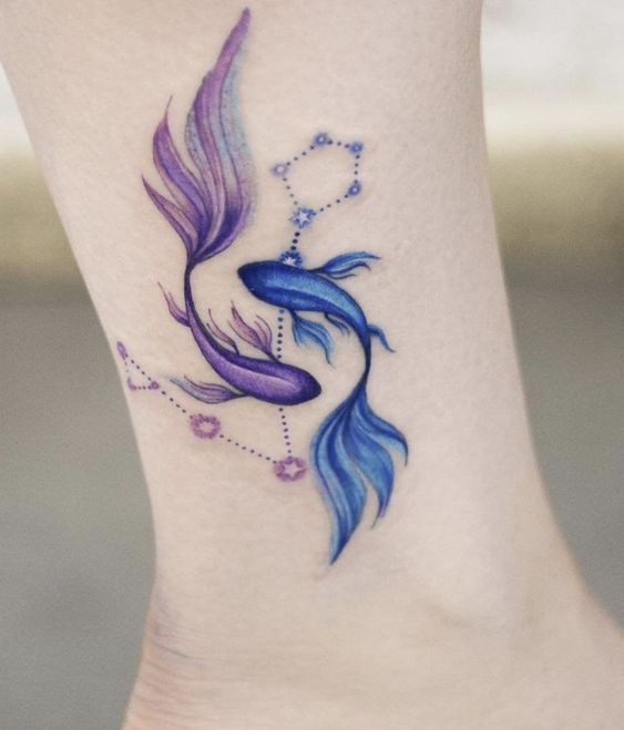 Tatouage Poissons Violet Et Bleu Avec Constellation Sur La Cheville 