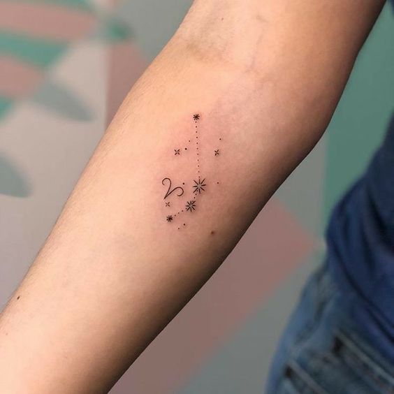 Tatouage Constellation Et Symbole Bélier Sur L'avant Bras 