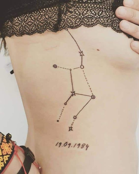 Tatouage Constellation De La Vierge Avec Date Sur Les Côtes 