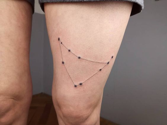 Tatouage Constellation Du Capricorne Sur La Cuisse 