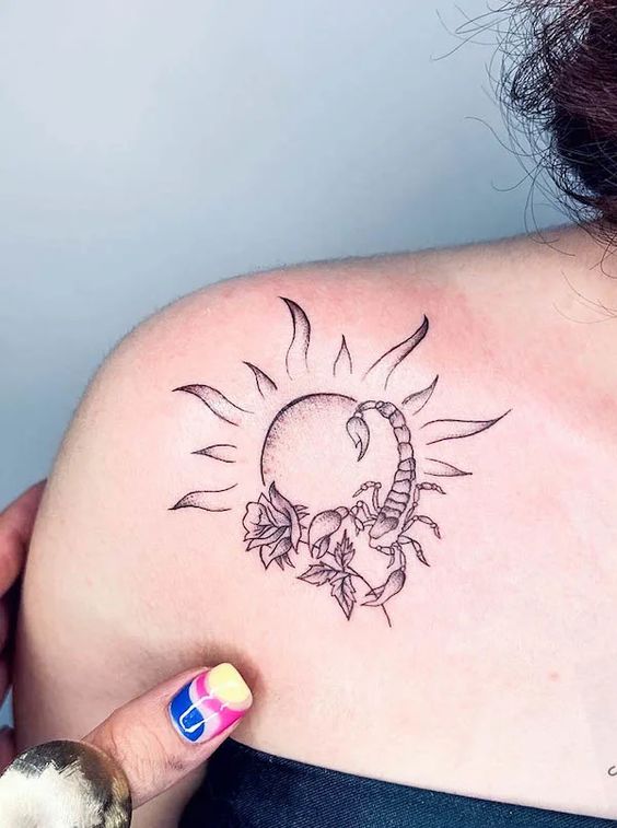Tatouage Scorpion, Soleil Et Rose Sur La Clavicule 