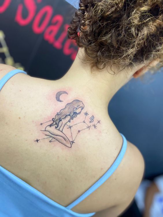 Tatouage Femme Avec Constellation Sur Le Dos 