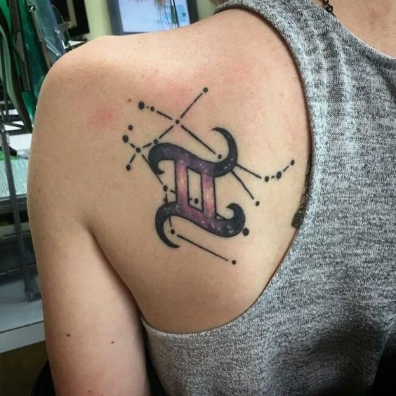 Tatouage Signe Gémeaux Avec Constellation Sur L'omoplate